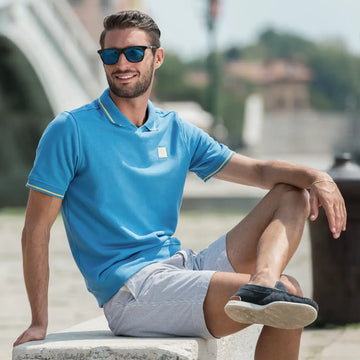 SunFashionWear New Arrivals 2025: polo uomo azzurra in cotone piqué, look estivo Made in Italy a Venezia